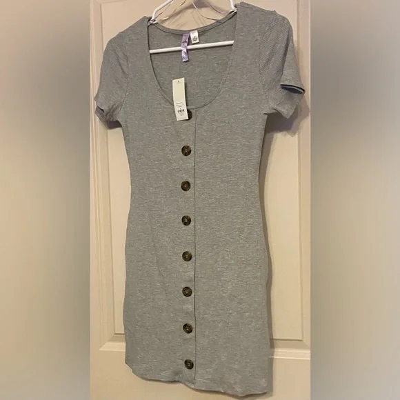 NWT Alya Sz-S Fitted Stretchy Ribbed Mini Tee Shirt Dress w/Eight Faux Buttons🎄 - Picture 2 of 16
